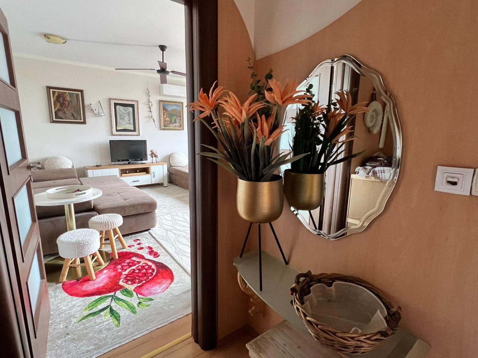 Downtown Central Apartment With Working Kitchen, City Views & Free Parking Kazanlŭk Exterior foto